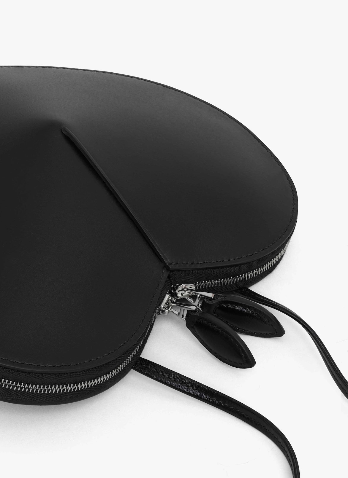 Le Cœur bag in calfskin ALAÏA BLACK LE CŒUR BAG IN CALFSKIN